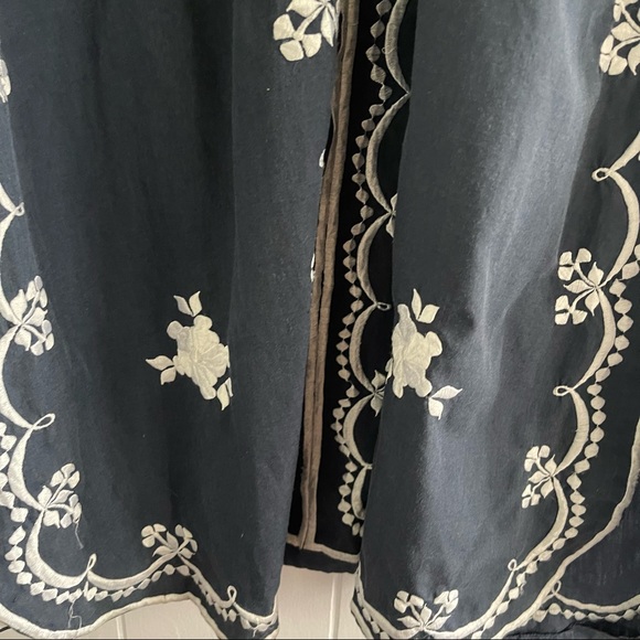 Vintage Leandra Crochet Embroideries Blue & White Floral Caftan - Picture 7 of 14